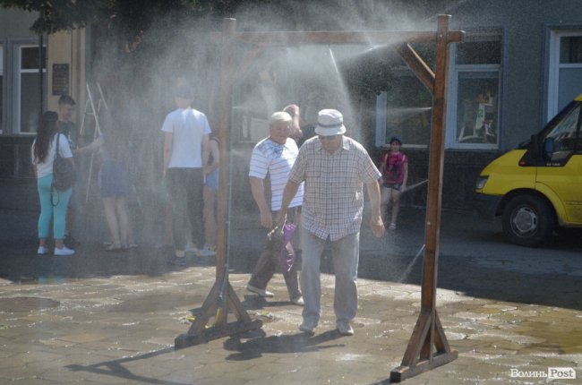 Нестерпні градуси: лучани рятуються від спеки під холодними бризками вуличних душів. ФОТО