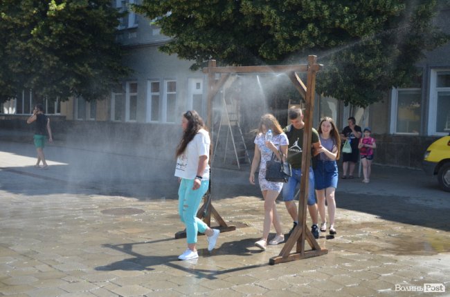 Нестерпні градуси: лучани рятуються від спеки під холодними бризками вуличних душів. ФОТО