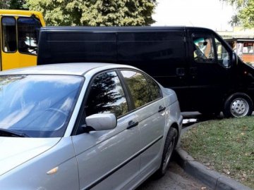 У Луцьку зіткнулися BMW та мікроавтобус. ФОТО