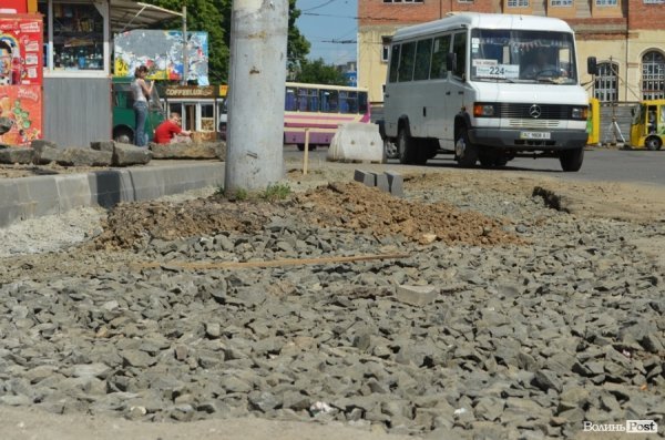 Мир клумбам, війна кіоскам: у Луцьку кардинально змінюють Привокзальну площу