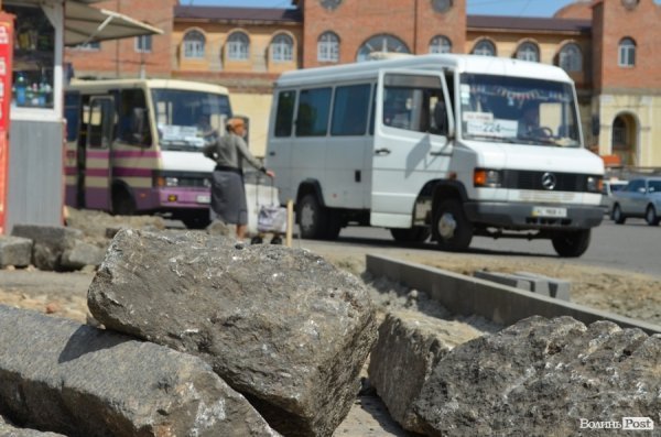 Мир клумбам, війна кіоскам: у Луцьку кардинально змінюють Привокзальну площу