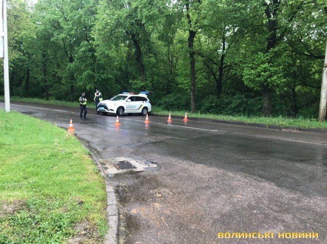 У Луцьку перекинулась вантажівка з хлібом. ФОТО