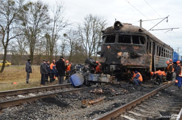 На Волині поїзд влетів у вантажівку і загорівся: подробиці аварії. ФОТО