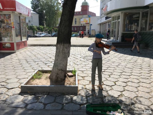 У Луцьку юна скрипалька оригінально привітала десантників. ВІДЕО