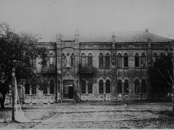 На фасаді луцького медколеджу колись був Мойсей. РЕТРОФОТО