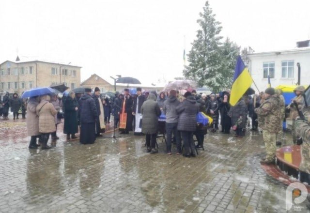 Загиблого Героя Юрія Повшука навколішки зустріли у центрі Рожища. ФОТО. ВІДЕО