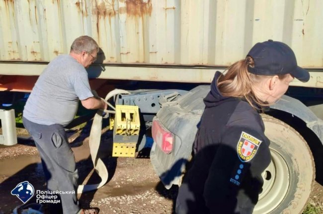 На Волині фура загрузла на узбіччі і перекрила рух через міст