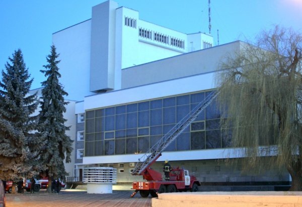 У Луцьку гасили пожежу в драмтеатрі