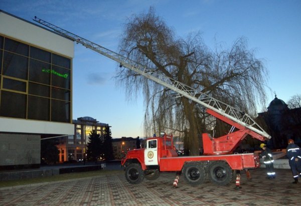 У Луцьку гасили пожежу в драмтеатрі