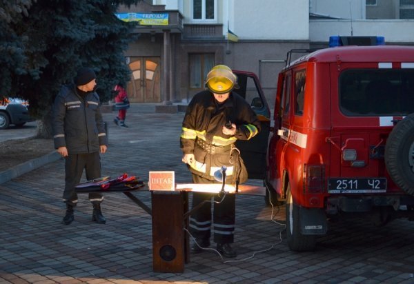 У Луцьку гасили пожежу в драмтеатрі