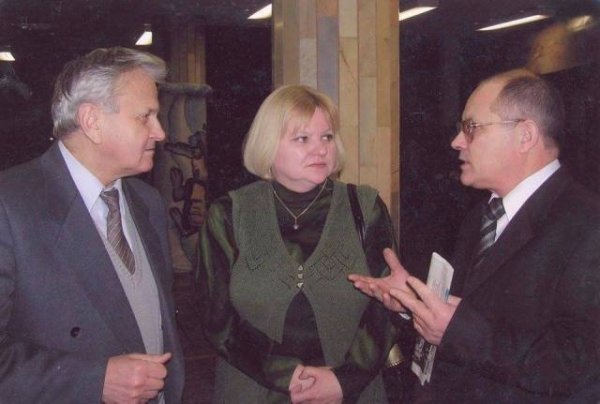 «На світлині я разом з Ольгою Куліш та Дмитром Головенком. У нашому облмуздрамтеатрі»