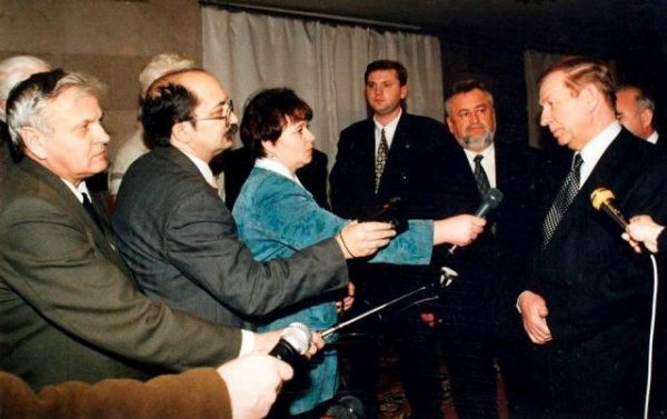 «Імпровізована прес-конференція Президента Леоніда Кучми. Поруч голова ВолинськоїОДА Борис Клімчук. Інтерв'ю беруть Марія Андрушко, Володимир Лис і Василь Федчук»