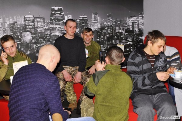 Кіно й розваги: у Луцьку благодійники організували для бійців емоційну реабілітацію