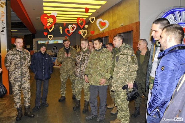 Кіно й розваги: у Луцьку благодійники організували для бійців емоційну реабілітацію