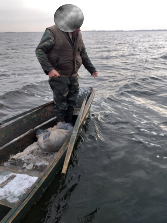 У Шацькому районі затримали трьох браконьєрів, що ловили рибу сітками. ФОТО