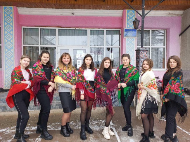 Волинянки приєдналися до флешмобу «Зроби фото з хусткою». ФОТО, ВІДЕО