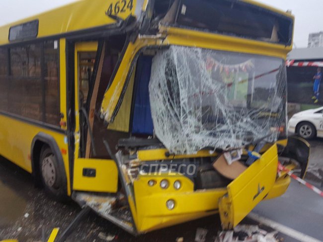 Їхав швидко і невпевнено: у Києві автобус врізався у вантажівку