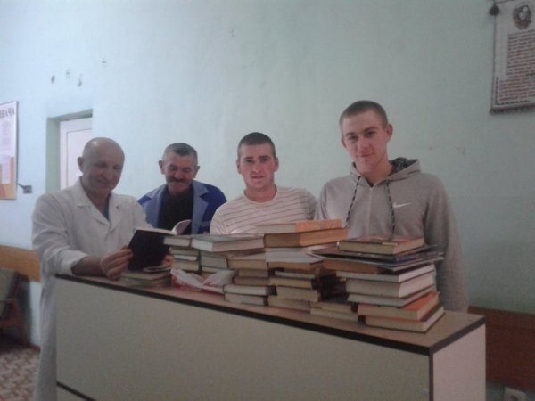 Волонтери передали книги для військового госпіталю