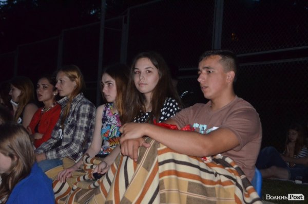 Луцькі кіномани дивилися фільм під зорями. ФОТО 