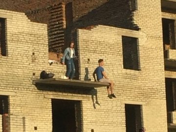 Небезпечні розваги: у Нововолинську підлітки лазили на недобудовах. ФОТО