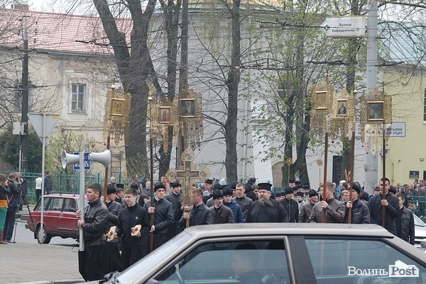 Страсний хресний хід у Луцьку. ФОТО