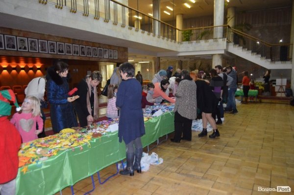 Добро під ялинку: в Луцьку новорічний благодійний ярмарок