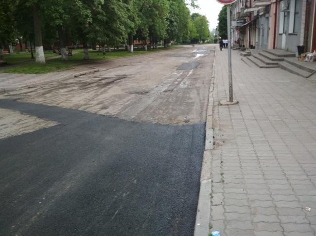 У місті на Волині дорожники, доки латали одну ділянку дороги – потрощили іншу. ФОТО