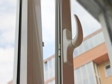 У Чернівцях з вікна п’ятого поверху випала 10-річна дитина