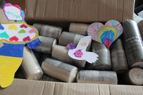 Небайдужі німці передали речі українським солдатам через самооборонівців Волині. ФОТО