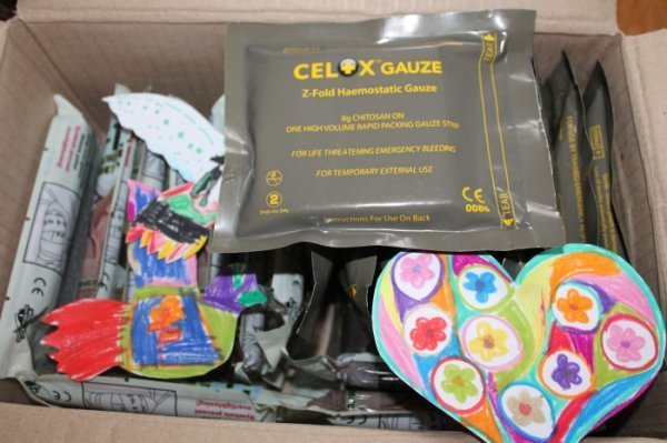 Небайдужі німці передали речі українським солдатам через самооборонівців Волині. ФОТО