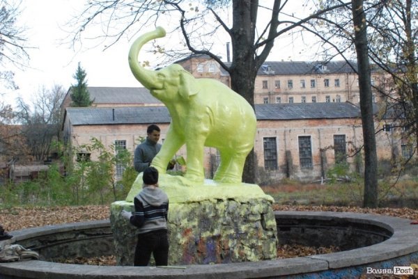 Луцького слоника перефарбували. ФОТО