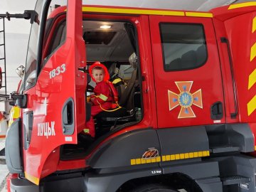 У Луцьку 5-річний хлопчик у свій день народження побував за кермом пожежного авто. ФОТО