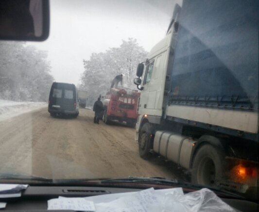 На Волині фура із дровами перегородила трасу