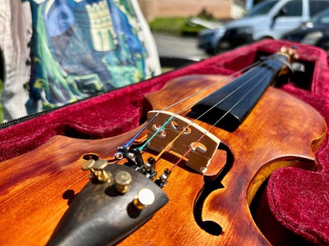 Лучанин виготовив із Лесиного ясена скрипку-довбанку. ФОТО