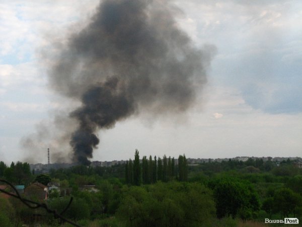 Чорний дим у Луцьку: горить трава. ФОТО