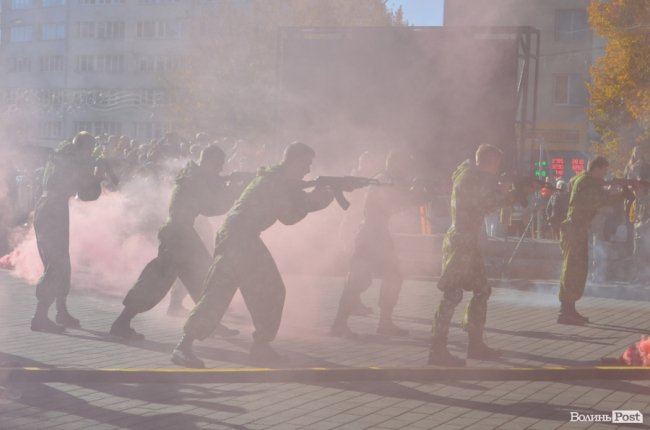 «Нам є що захищати»: урочиста посвята ліцеїстів у Луцьку.  ФОТО