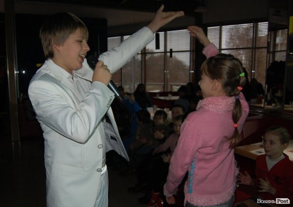 У Луцьку дітям із проблемних родин подарували новорічне свято. ФОТО