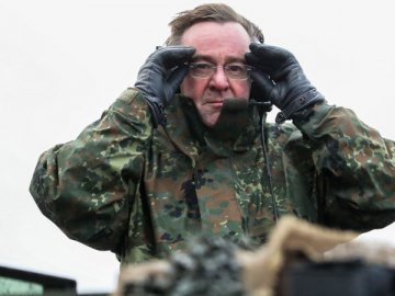 Глава Мінооброни Німеччини вважає допустимими операції ЗСУ на території Росії