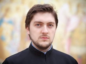 Порошенко відзначив легендарного священика з Волині орденом