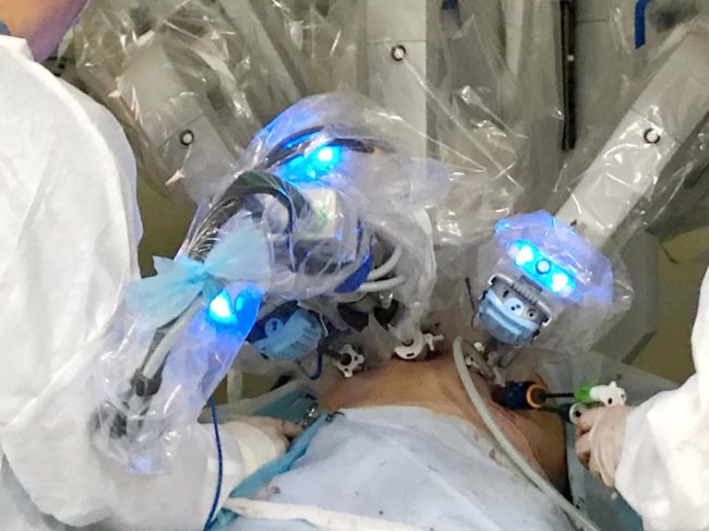 У львівській лікарні зробили унікальну операцію з допомогою робота-хірурга. ФОТО