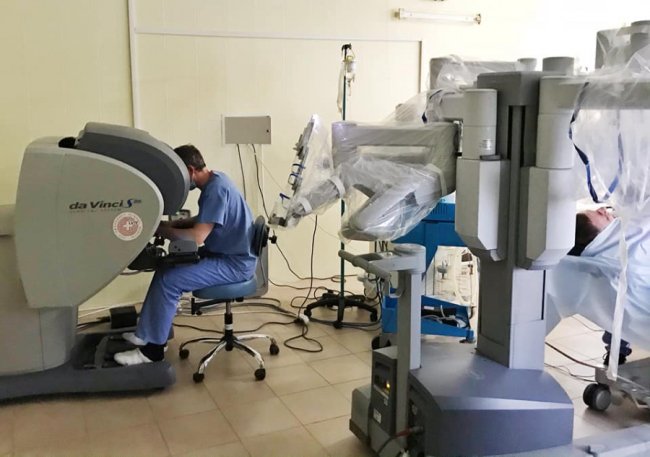 У львівській лікарні зробили унікальну операцію з допомогою робота-хірурга. ФОТО