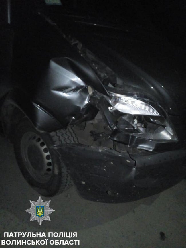 У Луцьку п'яний водій на «мерсі» врізався у припарковане авто. ФОТО