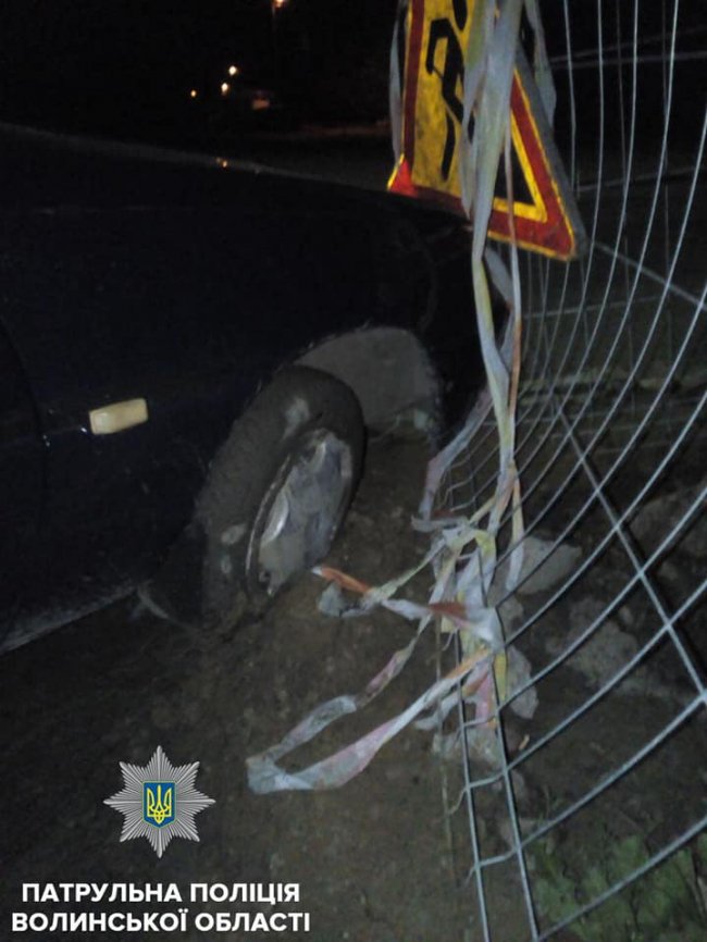 У Луцьку п'яний водій на «мерсі» врізався у припарковане авто. ФОТО