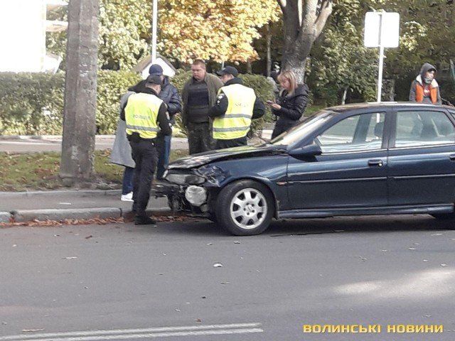 У Луцьку зіткнулись вантажівка та легковик. ФОТО