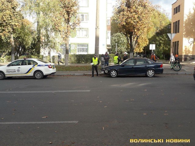 У Луцьку зіткнулись вантажівка та легковик. ФОТО