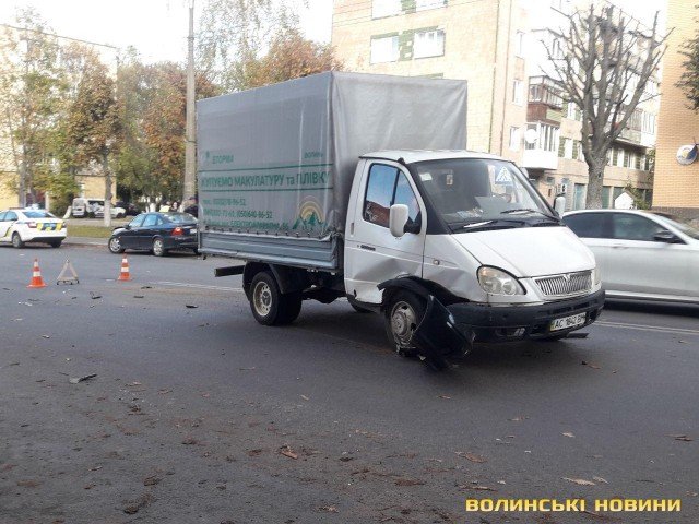 У Луцьку зіткнулись вантажівка та легковик. ФОТО