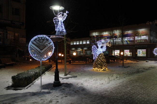 У Луцьку засяяла різдвяна ілюмінація. ФОТО
