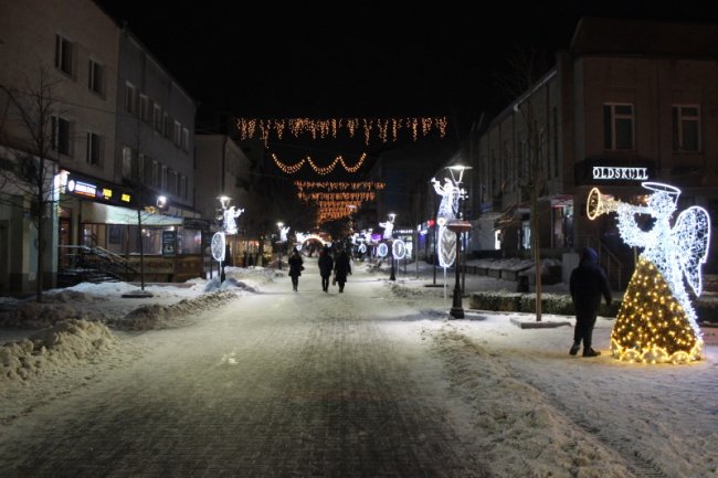 У Луцьку засяяла різдвяна ілюмінація. ФОТО