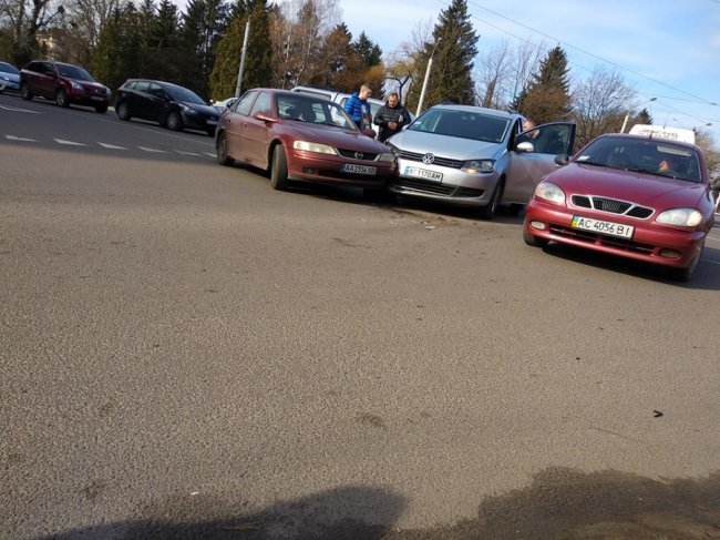 Ранкова аварія у Луцьку: на кільці стукнулися Volkswagen та Opel