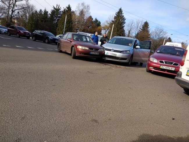 Ранкова аварія у Луцьку: на кільці стукнулися Volkswagen та Opel